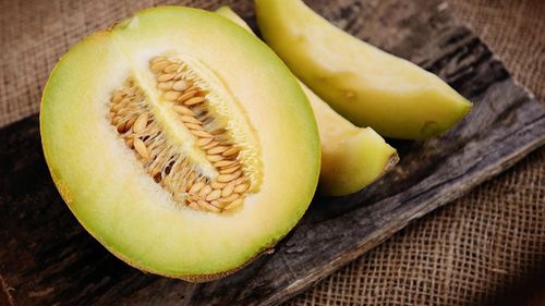 Cum se pot folosi semințele și coaja de pepene galben, în loc să le arunci. De la adaosuri pentru salate și lapte vegetal, la dulceață și murături