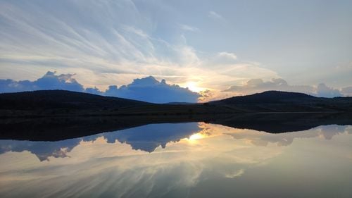 GALERIE FOTO Cinci locuri în care să evadezi în natură la sfârșit de săptămână în județul Mureș, de la rezervația bujorului de stepă, la arbori seculari, salbe de lacuri și alte peisaje care îți taie respirația