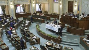 Codul Penal a fost adoptat în viteză și fără dezbateri într-o sesiune extraordinară a Senatului. UDMR s-a abținut la vot, dar a asigurat cvorumul. Actul normativ va fi trimis Camerei Deputaților