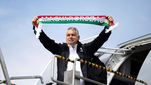 Ziar de opoziție din Ungaria: Guvernul Orbán pune combustibil pe focul naţionalist, aşteaptă în alianţă cu Putin o "nouă ordine europeană', "noi oportunităţi" şi astfel se izolează în Europa / Publicația îi amintește premierului maghiar celelalte ”trianonuri” din Europa