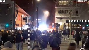 VDEO Olanda: Proteste violente față de noile restricții pentru combaterea pandemei. Mai multe persoane au fost grav rănite