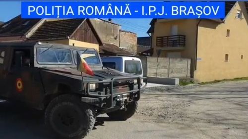 Tensiuni sociale într-o localitate din Brașov. Mai mulți romi au atacat jandarmii cu bâte / Primarul din Teliu, în urmă cu o săptămână: Riscăm să fim atacaţi la drumul mare/ Romii întorși din Germania și Anglia au rămas fără mâncare
