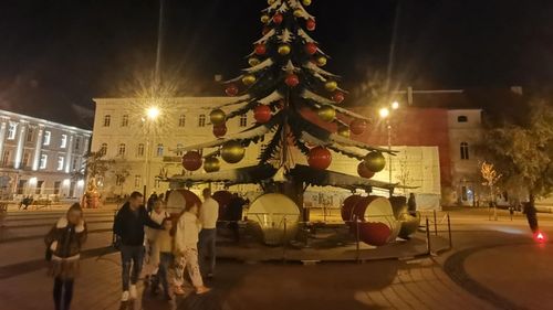 FOTO / VIDEO Noua atracție a Târgului de Crăciun de la Timișoara: bradul-gondolă pentru copii. Valul de hate n-a întârziat să apară