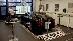 Furnizorul din industria automotive Hella caută specialiști din automatică, matematică, telecomunicații și fizică pentru cele două noi centre de dezvoltare de la Oradea și Iași. În total, se vor crea aproximativ 400 de locuri de muncă
