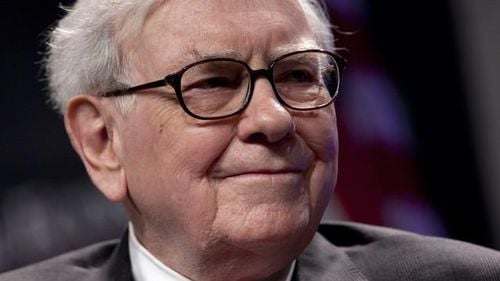 Un necunoscut a plătit suma record de 19 milioane de dolari pentru un prânz de caritate cu miliardarul Warren Buffett
