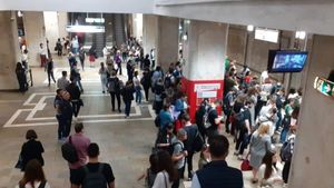 Cât mai durează aglomerația de la metrou: Câciu anunță rectificare bugetară „în jurul datei de 5 august”, singura variantă pentru ca Metrorex să plătească datoria de 140 de milioane lei către Alstom/ Trenurile de metrou ajung în stații la 10-15 minute