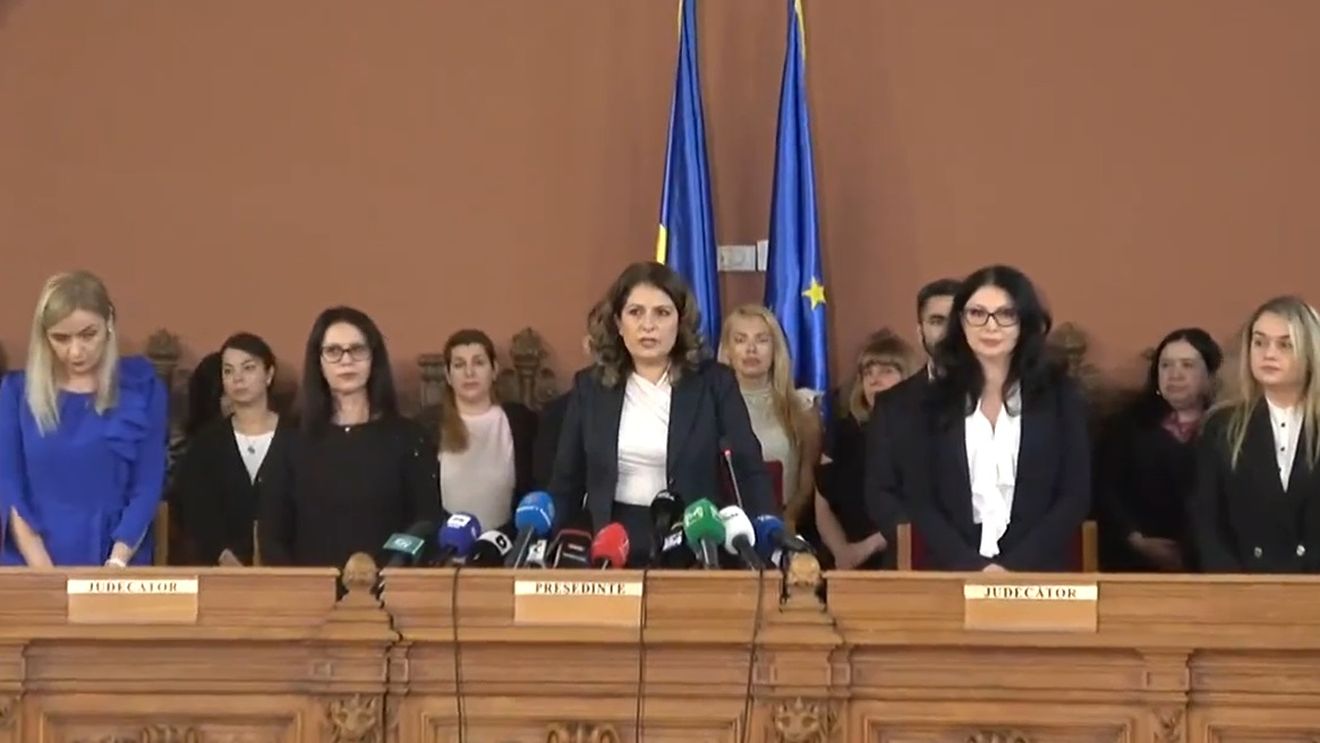 Judecătoarea Ionela Tudor, apel pe un grup intern la susținerea președintei Liana Nicoleta Arsenie înaintea conferinței de presă a Curții de Apel București organizată după dezvăluirile Recorder: „Trebuie să fim uniți împotriva acestui asalt împotriva justiției” / Magistratul a suspendat analiza tezei de doctorat a fostului premier Ciucă