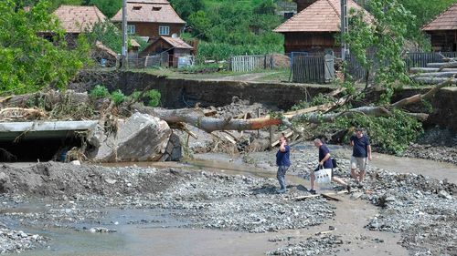Cod galben de inundaţii în cinci județe din vestul țării, începând de vineri dimineaţa