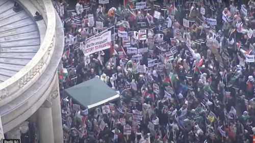 Mii de persoane manifestează la Londra în favoarea Palestinei / Protestatarii s-au strâns în apropiere de Oxford Circus și se îndreaptă spre Downing Street 10