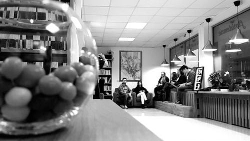 O cafenea altfel, pentru o comunitate atipică. Pacienții cu boli incurabile sunt îngrijiți gratuit cu banii obținuți din vânzarea de cafea și cărți