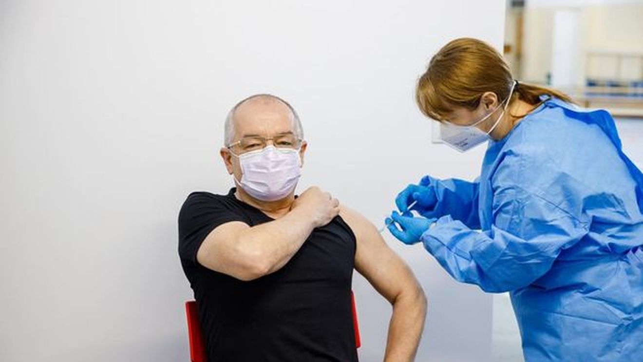 Emil Boc, printre primii români vaccinați cu AstraZeneca: Totul ok, recomand tuturor să se vaccineze