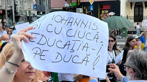 Uniunea Naţională a Studenţilor din România: Suntem alături de profesorii aflaţi în grevă / ”Vrem fapte, nu vorbe” / Vor purta o bandană albă în timpul examenelor, în semn de solidaritate