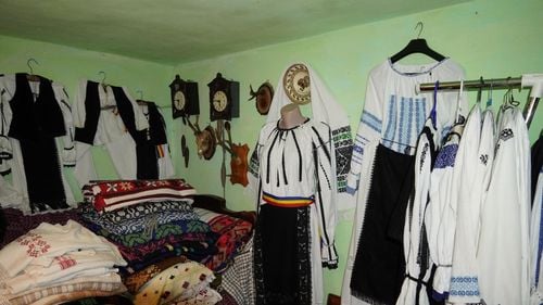 O sibiancă și-a transformat casa în muzeu cu banii din pensie, într-un sat cu 20 de locuitori: ”Umblu prin târgurile de vechituri unde găsesc mici comori”