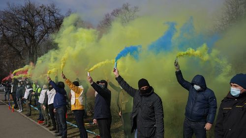 VIDEO Protest cu fumigene în fața Guvernului / Sindicaliștii, nemulţumiţi de salarii şi de decizia de a nu fi majorate veniturile în sistemul bugetar