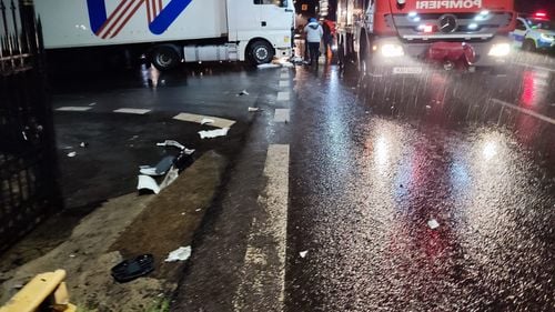 Vâlcea: Un autocar cu 16 pasageri a fost acroşat de un TIR în localitatea Călimănești/ Două persoane au avut nevoie de îngrijiri medicale