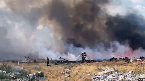 Incendiu puternic de vegetație uscată în municipiul Arad. Se degajă fum dens