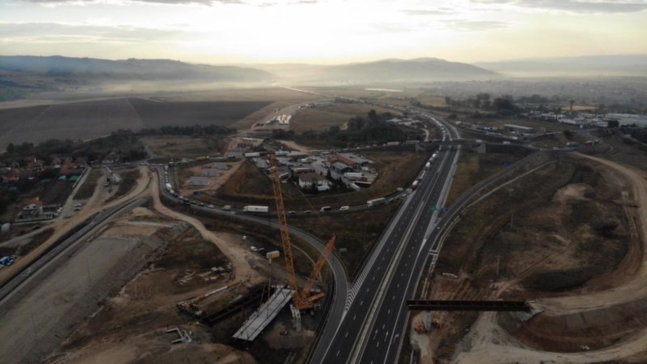 VIDEO: Autostrada Sibiu-Deva, închisă pentru 24 de ore în zona nodului de la Sebeș. Trafic infernal spre Nordul și Vestul țării