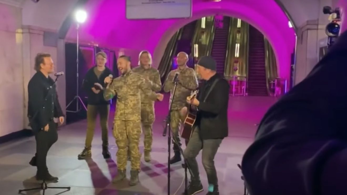 VIDEO Bono și The Edge, spectacol live emoționant într-o staţie de metrou din Kiev/ Starurile rock au adaptat hitul ”Stand by me” în ”Stand by Ukraine”, pe care l-au cântat împreună cu un solist ucrainean care acum e soldat
