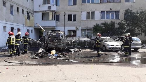VIDEO Două persoane rănite după ce o autoutilitară a explodat în parcarea de pe o stradă din Râmnicu Vâlcea / O altă persoană a suferit un atac de panică