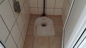 Un deţinut reclamă că la Penitenciarul Iaşi toaletele nu au vas WC tip scaun englezesc. A cerut 150.000 euro despăgubiri, considerându-se torturat