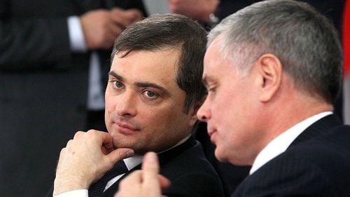 Fostul consilier al lui Putin, oligarhul Vladislav Surkov, considerat un ideolog al „putinismului” și arhitect al conflictului dintre Rusia și Ucraina, ar fi fost arestat la domiciliu, susține un fost deputat rus / Cine este Surkov