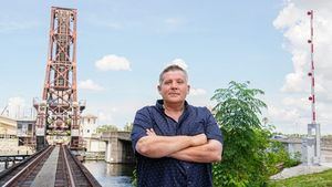 Un mic antreprenor din Florida, de origine română, dă în judecată administrația Biden din cauza cotelor rasiale și de gen din legea privind infrastructura