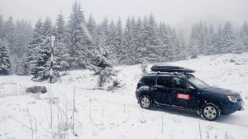 Apelul salvamontiștilor brașoveni: Având în vedere intensificarea traficului rutier precum şi numărul mare de turişti care au decis să vină la munte în această minivacănţă, vă rugăm ca, în cazul în care observaţi în trafic autospecialele Salvamont să le acordaţi prioritate