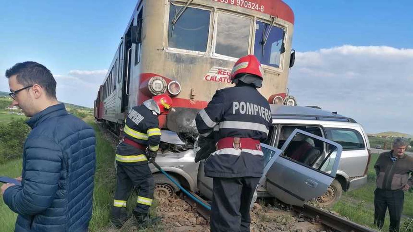 Un bărbat a murit în Iași după ce maşina în care se afla a fost lovită de un tren Regio