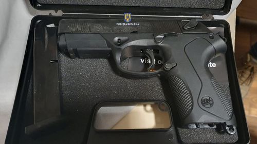 Elev de 14 ani s-a dus la liceu cu o armă / O bilă a fost trasă către faţa unei fete / Nu a fost depusă plângere de părinţii elevei / Poliția face verificări