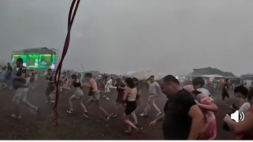 VIDEO 11 persoane au fost rănite uşor în timpul Festivalului Forza Zu, din cauza unei furtuni