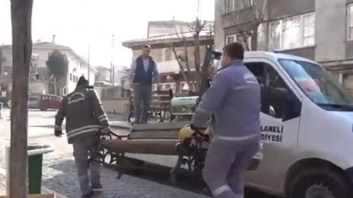 Băncile au fost luate de pe străzi în mai multe orașe din Turcia, după ce oamenii au refuzat să stea în case