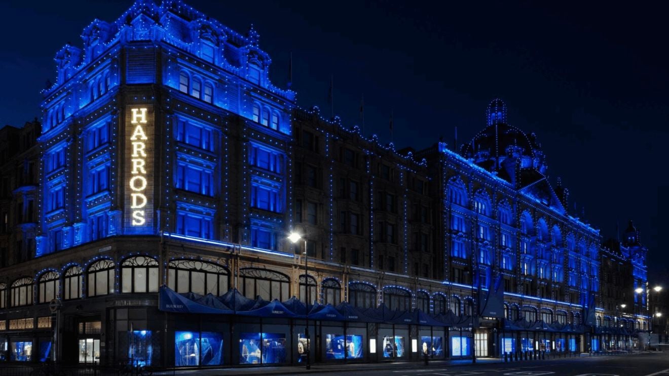 Îndrăzneț, strălucitor, albastru: Cum „Luminous Blue”, culoarea anului 2027, stabilește un nou standard pentru activările de brand