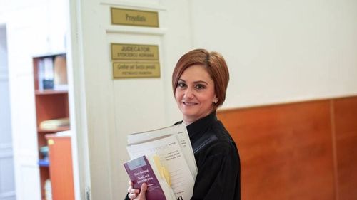 Judecătoarea Adriana Stoicescu, care apare în dosarul lui Călin Georgescu, compară Holocaustul evreilor cu scandalul din Justiție, cauzat de reducerea pensiilor magistraților: ”A început cu nişte semne galbene pe haine”