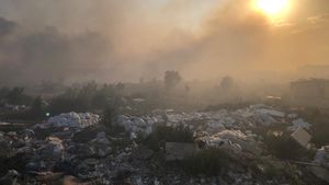 VIDEO Incendiu în zona Ghencea din București, vântul puternic alimentează flăcările