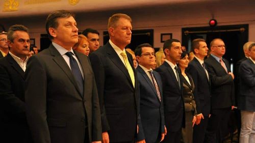 Crin Antonescu spune că planul lui Iohannis e să redevină preşedintele PNL / El afirmă că PSD nu va vota modificarea legislativă pentru ca şeful statului să candideze la parlamentare, iar PNL va fi lăsat în ”offside de imagine”