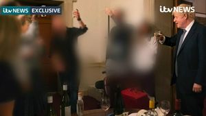 Prim ministrul britanic Boris Johnson văzut la o altă petrecere în timpul carantinei Covid. El a fost deja amendat de poliție pentru o altă încălcare a regulilor de carantină