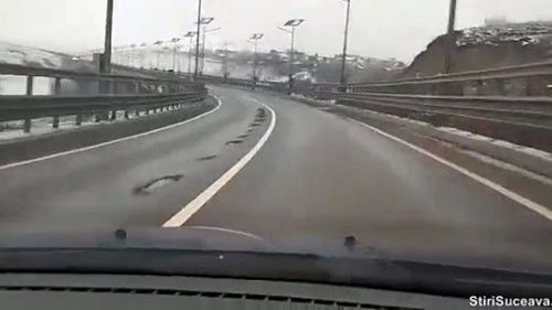 VIDEO Şoseaua de centură a Sucevei s-a umplut de gropi la un an de la inaugurare / Drumarii: Întregul obiectiv este în perioada de garanţie, lucrările de reparaţii vor fi executate de constructor