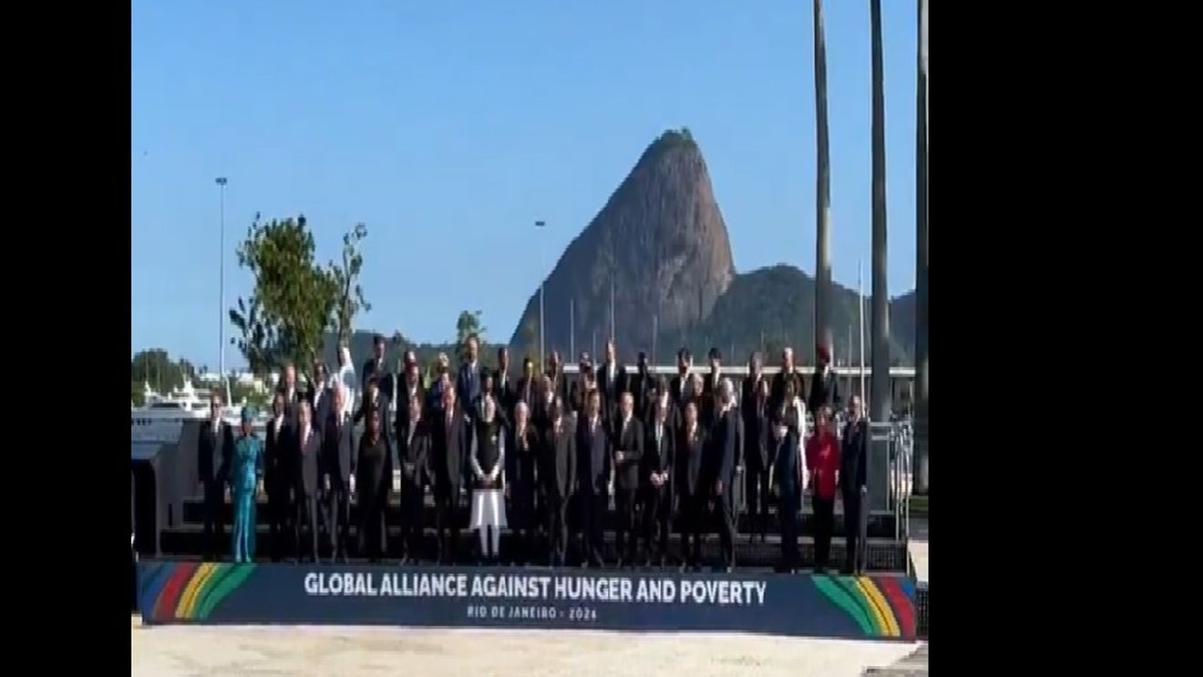 VIDEO Liderii G20 au făcut fotografia de grup fără Joe Biden, care nu a apărut la timp