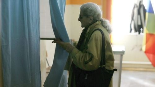 Record negativ de prezență: Mai puțin de 6% dintre români au votat în prima zi de referendum / Filmul zilei: SMS-uri de la mănăstire, oameni care nu au votat crezând că se legalizează adopția de copii de către gay, politicieni care au făcut campanie