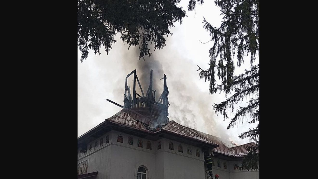 Turla unei biserici din Bacău a luat foc / Pompierii intervin pentru lichidarea incendiului care s-a extins pe sute de metri pătraţi