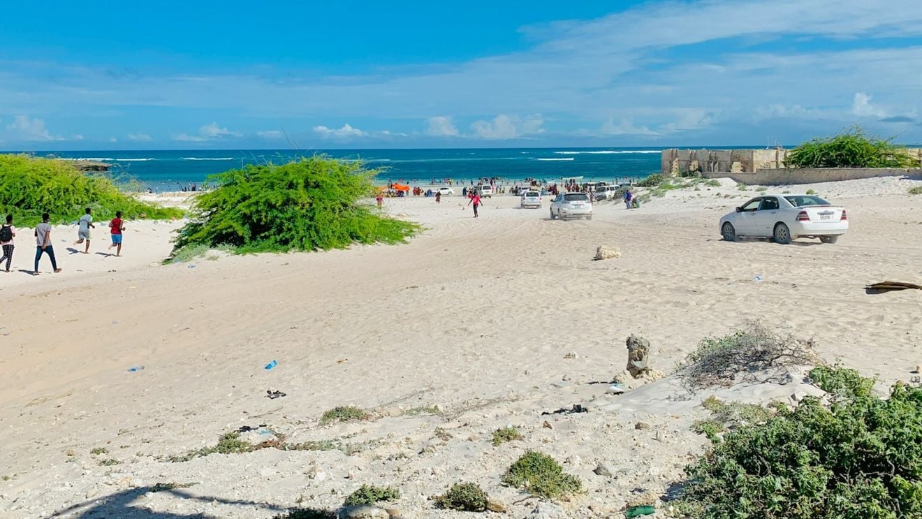 Cel puţin 32 de morţi și 63 de răniți într-un atentat sinucigaş pe o plajă populară din capitala somaleză Mogadiscio / A fost comis de gruparea extremistă Al Shabab