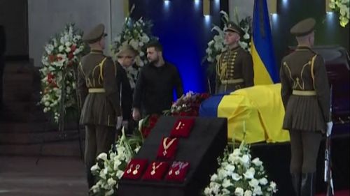 VIDEO Zelenski a apărut alături de soţia sa Olena Zelenska pentru prima dată de la începutul războiului, la ceremonia de înmormântare a fostului preşedinte al ţării, Leonid Kravciuk