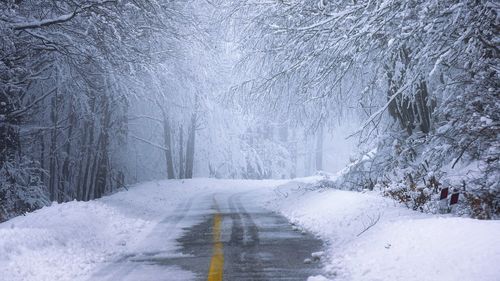 Alerte de viscol au fost emise în mai multe zone montane, iar o informare de lapoviță și ninsori va fi valabilă până sâmbătă în majoritatea regiunilor