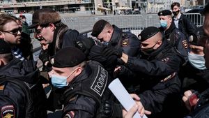 Proteste în Rusia: Peste 1.300 de persoane au fost arestate la manifestațiile anti-război / ”Am ieșit la miting plănuind să particip, dar se pare că au arestat deja pe toată lumea” / Procuratura din Moscova a avertizat că organizarea sau participarea la proteste ar putea duce la pedepse de până la 15 ani de închisoare