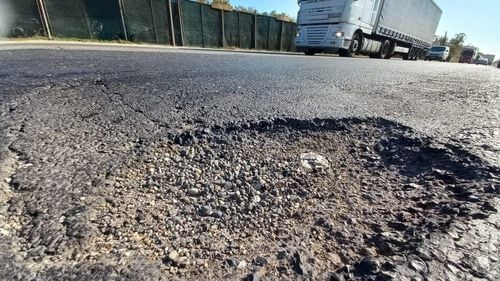 Centura de sud-est a Bucureștiului este ciuruită de gropi și plină de șanțuri. Efectul: șoferii preferă să intre în oraș, unde crește poluarea