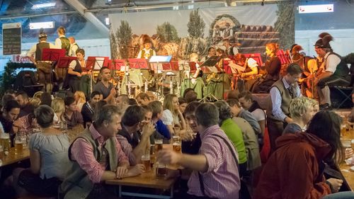 La Munchen s-a deschis oficial festivalul berii, Oktoberfest / Sunt așteptați milioane de vizitatori