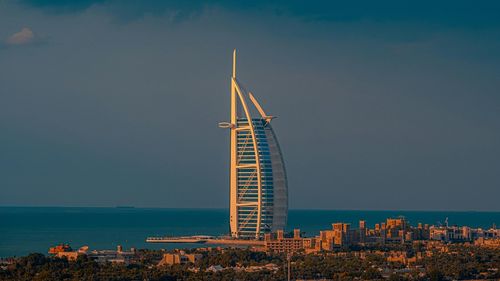 Simbolul luxului extrem, hotelul Burj Al Arab din Dubai se închide pentru prima dată de la inaugurare / Intră în renovare următoarele 18 luni/ Fațada a fost lovită de resturile unei drone