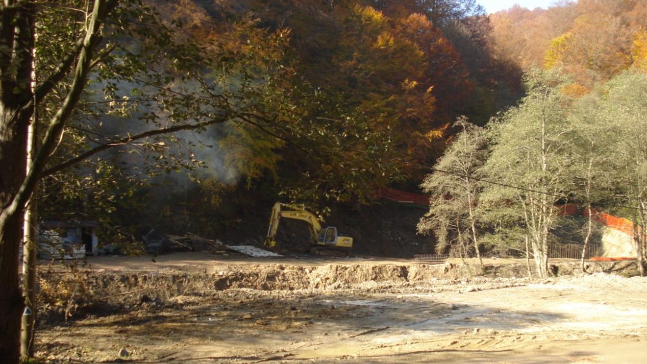 Autoritățile de Mediu din Hunedoara au deschis procedura pentru o nouă autorizaţie de mediu în cazul microhidrocentralei de pe râul Taia, din aria protejată Natura 2000 Grădiștea Muncelului Cioclovina, deși instanţa a declarat-o ilegală, iar Comisia Europeană a declanşat infringementul