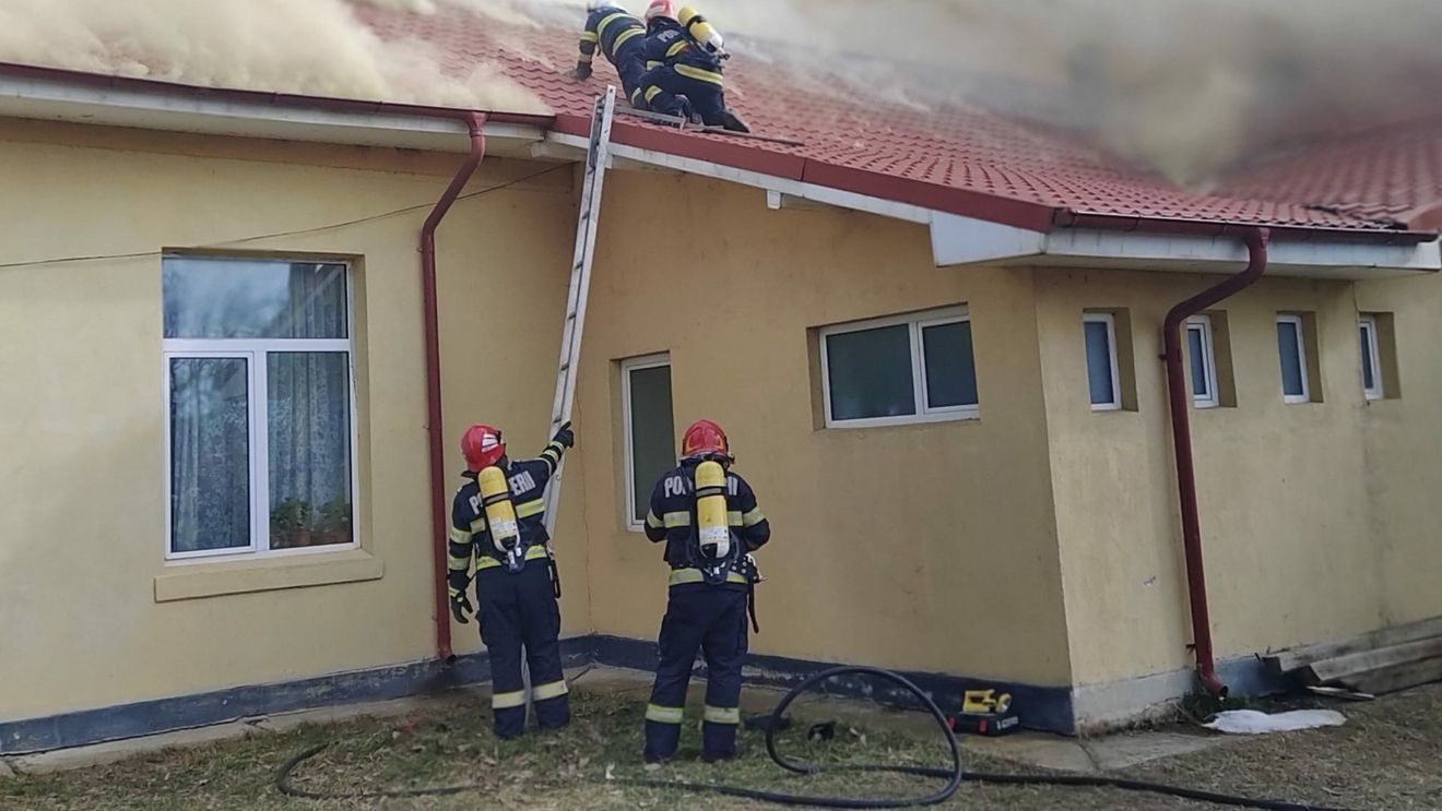 VIDEO Incendiu la o școală dintr-o comună din Olt / 34 de copii evacuați, o persoană cu atac de panică, asistată la fața locului / UPDATE Incendiul a fost lichidat după cinci ore