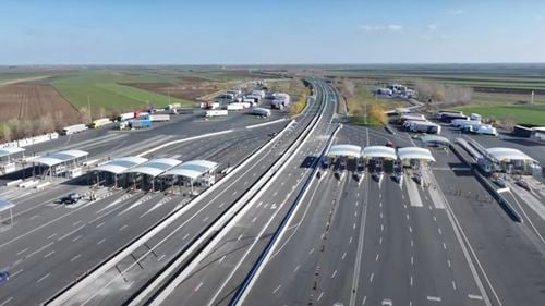 VIDEO Parcare pentru tiruri la Nădlac, în locul fostului punct de trecere a frontierei de pe A1, dintre România și Ungaria / Drumarii au eliberat autostrada după intrarea în Schengen